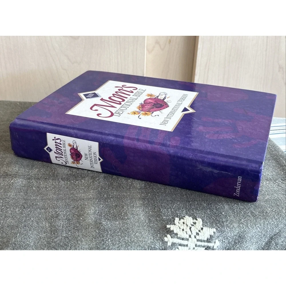 Mom's Devotional Bible Hardback Vintage New International Version 1996 GUC MOPS